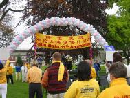 Image for article Vancouver, Canada : Les pratiquants du Dafa ont célébré le 11ème anniversaire de la présentation du Falun Dafa au public (Photos)