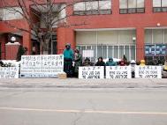 Image for article Toronto, Canada : Les pratiquants du Falun Gong font une veillée aux chandelles, demandant d'amener Jiang Zemin et ses complices en justice (Photos)