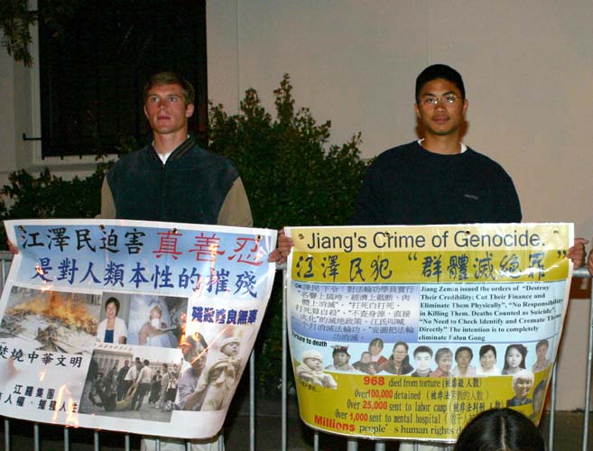 Practitioners displayed banners exposing Jiang Zemins genocide crimes ...