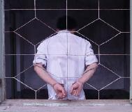 Penyiksaan yang dilakukan di Kamp Kerja Paksa Wangcun di Provinsi Shandong (Peragaan): praktisi Falun Gong ditempatkan di sel isolasi dengan tangan diborgol ke bingkai jendela selama lebih dari 80 hari
