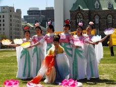 Image for article Reportage photo du Canada : Célébration de la journée mondiale du Falun Dafa sur la colline du Parlement (Photos)