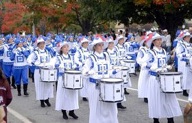 Image for article Rhode Island: La Fanfare de la Terre divine fait son apparition dans de nouveaux uniformes et éblouit les spectateurs (Photos)