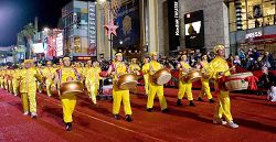 二零零七年十一月二十五日晚，美国好莱坞（Hollywood）举办圣诞大游行。由于法轮功队伍在前两年表现出色，该年再次被邀请参加，是游行队伍中唯一的以华人为主的队伍。腰鼓队阵阵的震天鼓声，把节日的喜庆推向高潮。