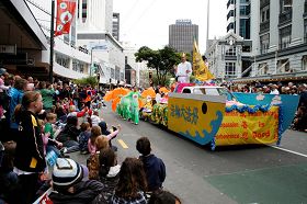二零零九年十一月十五日，新西兰首都惠灵顿一年一度的圣诞游行，吸引了数万民众前来观看。由近百人组成的法轮功方阵非常醒目，沿途民众频频发出欢呼声和报以热烈掌声。