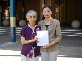 Yue Changzhi (kiri) di Australia, November 2008, korban penyiksaan