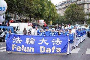 游行队伍从巴黎市政府出发走向华人居住区