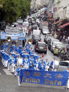 游行队伍从巴黎市政府出发走向华人居住区
