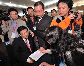 中共北京副市长吉林在数百人的会场上，对递到眼前的诉状，一脸愕然