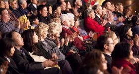 '二零一零年十月十七日，神韵纽约艺术团在美国德州达拉斯市最负盛名的剧院——AT&T表演艺术中心温斯皮尔歌剧院的首场演出，拉开神韵艺术团二零一一年全球巡回演出的序幕。'