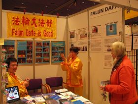 Image for article Danemark : Falun Dafa bien accueilli au Salon de la santé d'Osende (photos)