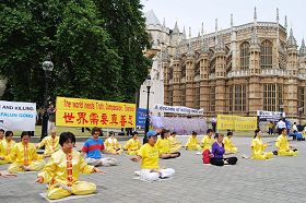 二零一零年七月二十日，英国法轮功学员在英国议会大厦前集体炼功