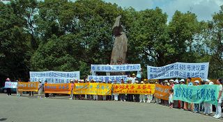 二十二日上午，法轮功学员在三义木雕博物馆外围揭露迫害。