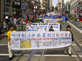 法轮功学员在旧金山市中心和中国城举行游行