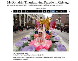《芝加哥论坛报》在网络上刊登法轮功学员花车的图片