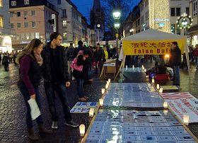 世界人权日，法轮功学员在德国弗莱堡市中心举办反迫害活动