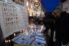 德国弗莱堡市中心，人们签名声援法轮功反迫害