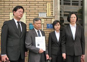 二零一一年四月十八日，台湾法轮大法学会理事长张清溪（左二）与律师团，至台湾高等法院按铃控告王三运，指控其违反“残害人群罪”及“民权公约”规定。