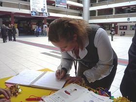 秘鲁理工大学师生签名声援法轮功学员反迫害