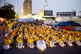 二零一一年七月二十日黄昏，法轮功学员在纽约中领馆前举行烛光夜悼