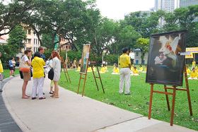 纪念“四•二五”，新加坡法轮功传播真相。不少民众驻足了解真相。