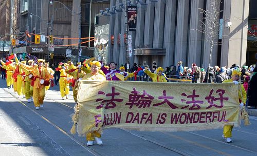 Image for article Canada: Falun Dafa Welcomed at St. Patrick’s Day Parade in Toronto and Vancouver (Photos)