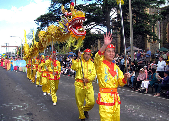 Image for article Falun Gong Stands Out in Grand Central Floral Parade in Australia