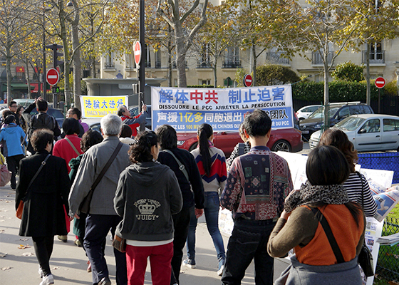Image for article Chinese Tourists Renounce Party Organization Memberships in Paris