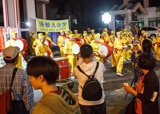 Image for article Kaohsiung, Taiwan: Bringing the Truth of Falun Gong to Chinese Tourists at the Ruifeng Night Market