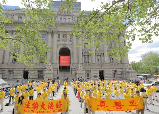 Image for article Practitioners Doing the Falun Dafa Exercises Radiate Tranquility, New York Takes Note