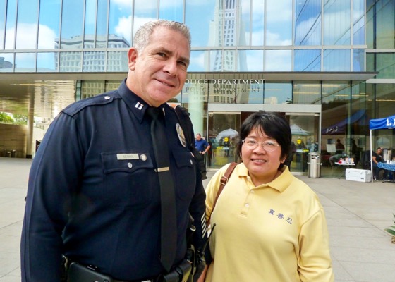 Image for article Los Angeles: Police Officers Support Falun Gong Practitioners' Effort Against Persecution in China