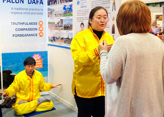Image for article Meditation Fans Enjoy Peaceful Energy of Falun Gong at Health Expo