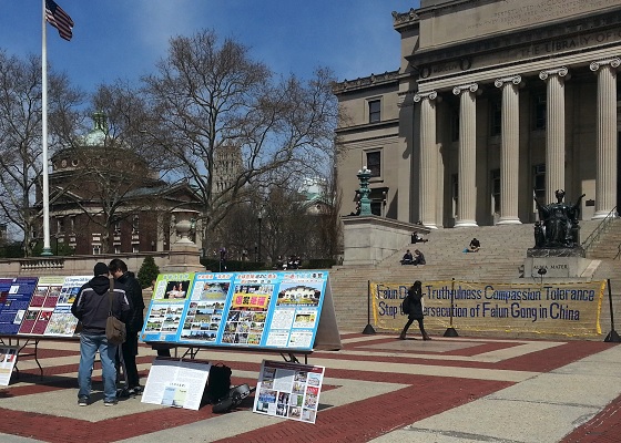 Image for article New York: Passersby Learn About Persecution of Falun Gong at Columbia University