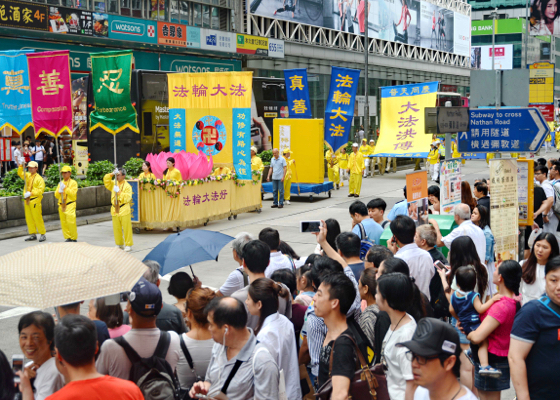 Image for article Chinese Tourists Amazed by Falun Dafa Day March in Hong Kong