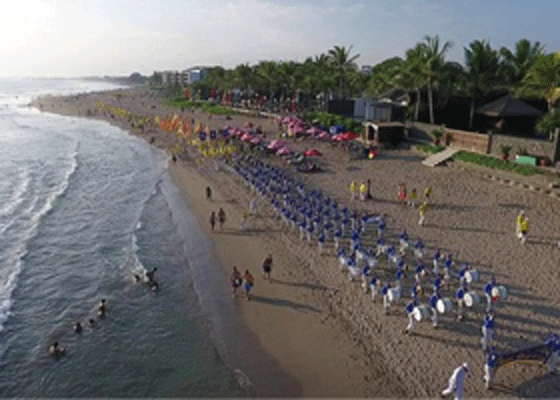 Image for article Bali, Indonesia: Parade Along Beaches Displays the Beauty of Falun Dafa