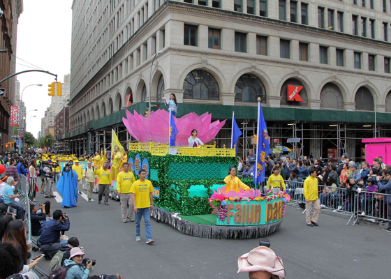 Image for article Spectators Moved by Falun Gong Entry in Annual Dance Parade in Manhattan