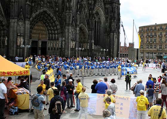 Image for article Falun Gong March and Rally in Cologne