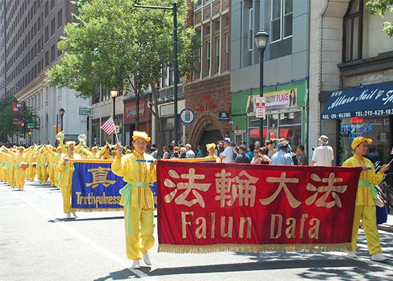 Image for article Philadelphia: Falun Dafa Group Performs Waist Drums in Independence Day Parade