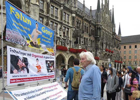 Image for article Munich, Germany: Raising Awareness of Persecution in China at Marienplatz
