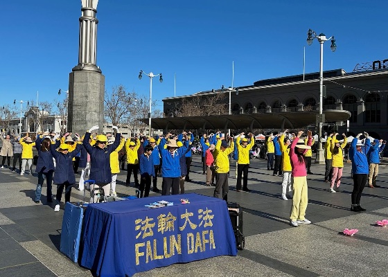 Image for article San Francisco: Falun Dafa Practitioners Express Their Gratitude and Wish Master a Happy Chinese New Year